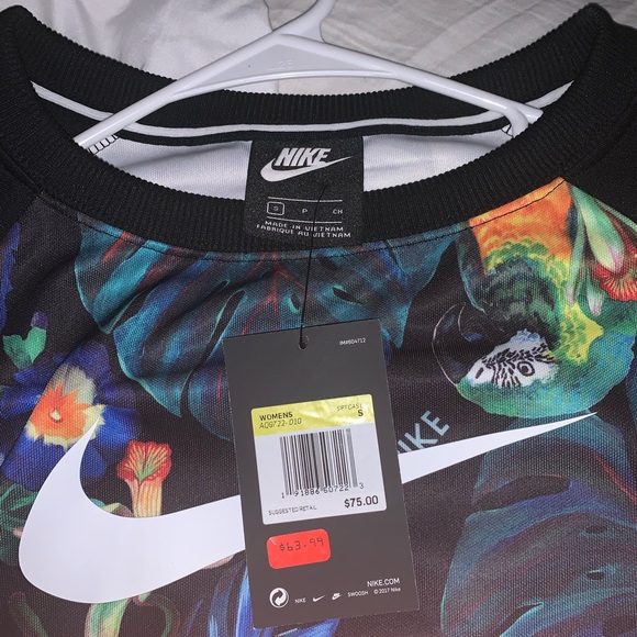 Nike Tops - Nike loose fit crop top